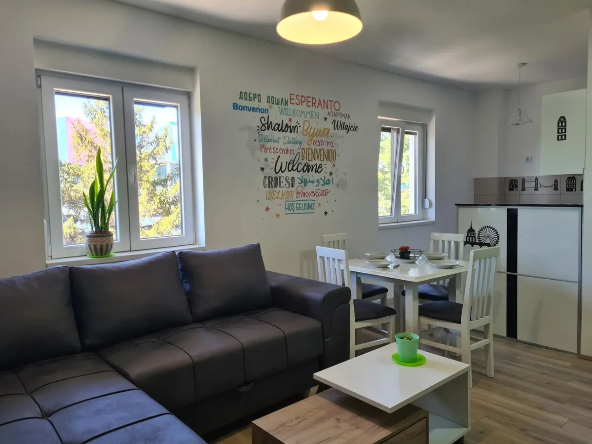 Esperanto – veseli apartman sa zelenim zidovima i balkonom ka Akva parku