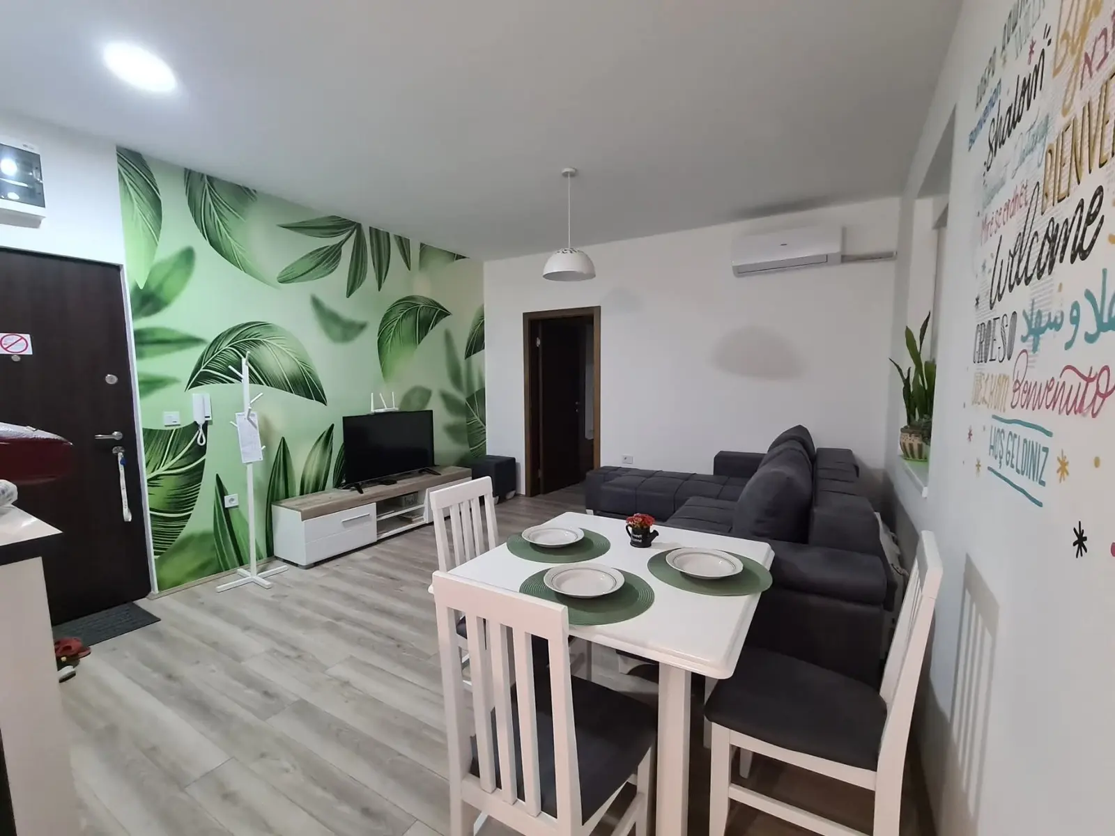 Veseli apartman Esperanto sa zidom od zelenog lišća
