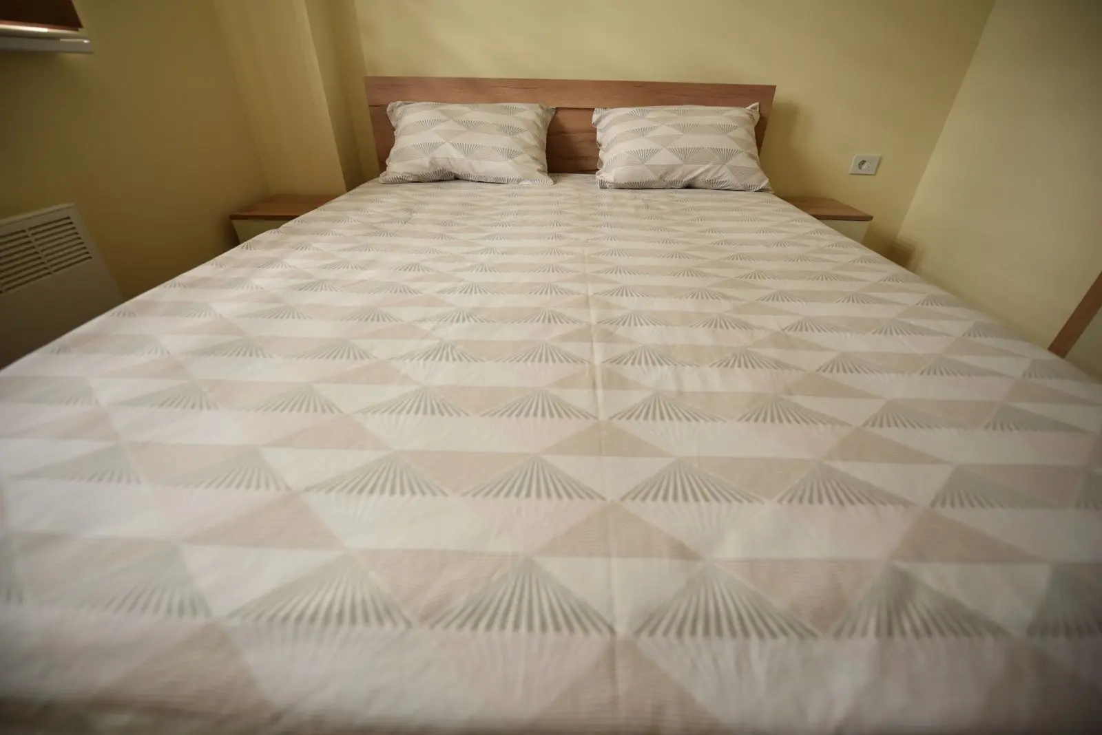 Veliki bračni krevet u apartmanu Valentina u Jagodini